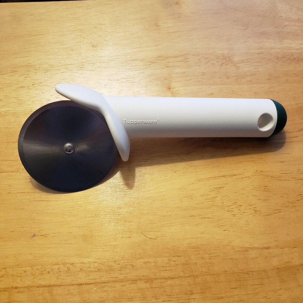NWT Tupperware Pizza Wheel Cutter